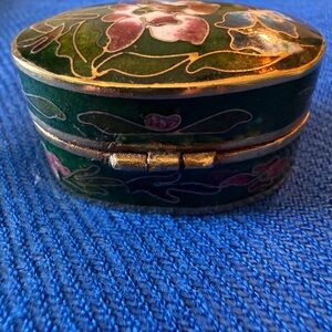 Vintage Green Floral Cloisonné Miniature Pill Box - Elegant Jewelry Accessory